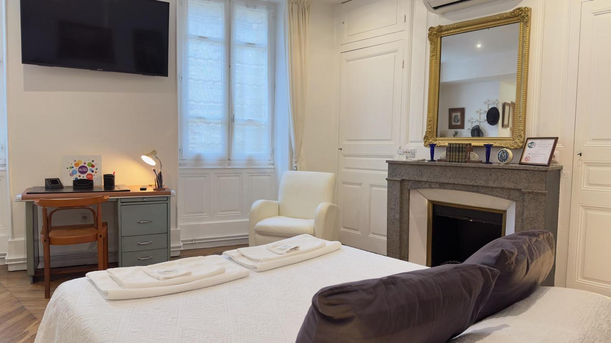 Chambre De Charme Au Coeur Du Vieux Valence - Confort & Calme Dış mekan fotoğraf